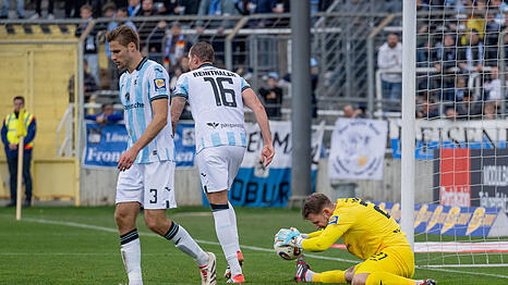 Zu l&ouml;chrig: Die Abwehr des TSV 1860 um Siemen Voet und Max Reinthaler.
