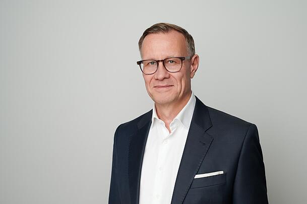 Patrick Vollmer ist seit diesem Jahr der neue Vorstandsvorsitzende von T&uuml;v S&uuml;d. Er verdiente zusammen mit dem COO und dem CFO 4,3 Millionen Euro (im Jahr 2024).