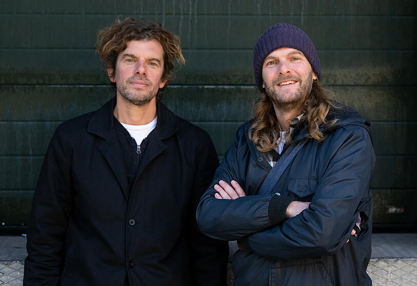 Seine Bandkollegen Peter Brugger (r), Sänger und Gitarrist, und Rüdiger "Rüde" Linhof, Bassist. Seine Bandkollegen Peter Brugger (r), Sänger und Gitarrist, und Rüdiger "Rüde" Linhof, Bassist.
