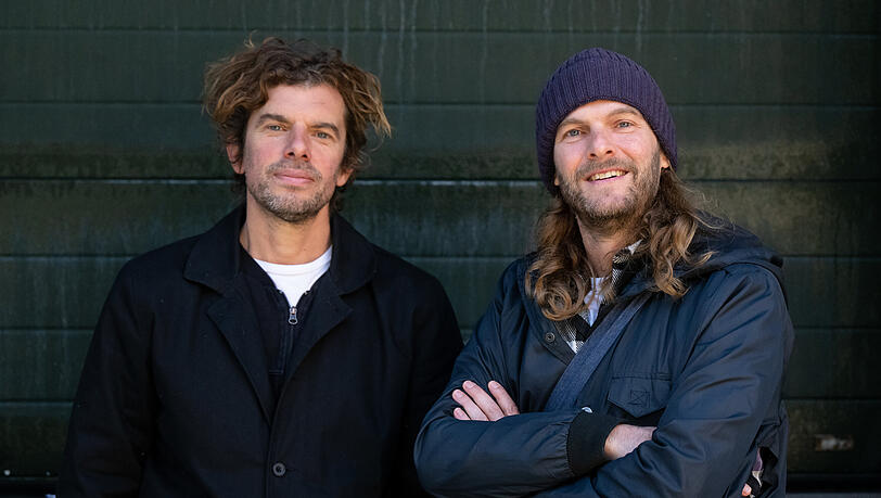 Seine Bandkollegen Peter Brugger (r), Sänger und Gitarrist, und Rüdiger "Rüde" Linhof, Bassist. Seine Bandkollegen Peter Brugger (r), Sänger und Gitarrist, und Rüdiger "Rüde" Linhof, Bassist.