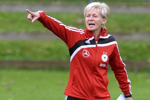 Sie steht mit den deutschen Fußball-Frauen am Donnerstag im EM-Finale gegen England: Bundestrainerin Silvia Neid gibt die Richtung vor.