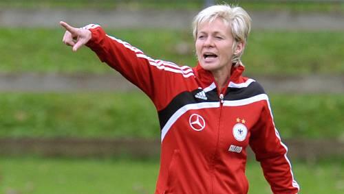 Sie steht mit den deutschen Fußball-Frauen am Donnerstag im EM-Finale gegen England: Bundestrainerin Silvia Neid gibt die Richtung vor. Sie steht mit den deutschen Fußball-Frauen am Donnerstag im EM-Finale gegen England: Bundestrainerin Silvia Neid gibt die Richtung vor.
