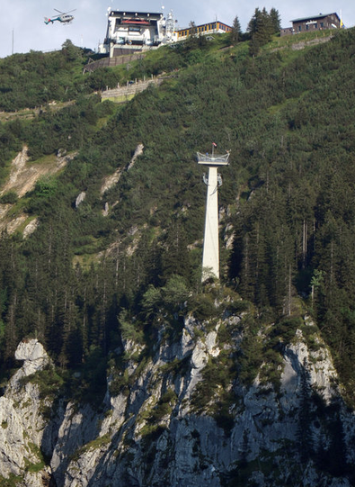 Horror-Nacht für einige Insassen einer Gondel in Schwangau. Nach einem Gleitschirm-Unfall mussten die Fahrgäste teils die Nacht in der Luft verbringen. Rettungskräfte konnten alle Menschen retten. Die Bilder