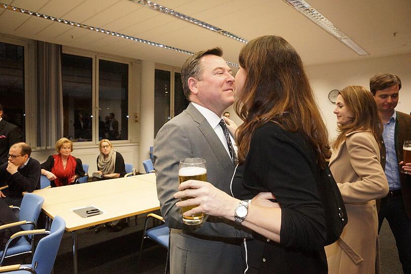 Dirkt nach Bekanntgabe der Prognose wagt der CSU-Oberbürgermeisterkandidat Josef Schmid ein Tänzchen mit Natali.