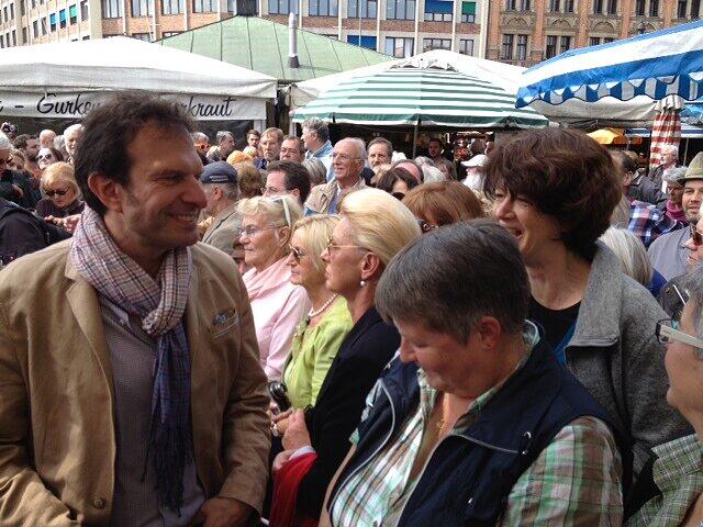 AZ-Chefredakteur Arno Makowsky (l) im Gespräch mit Lesern.