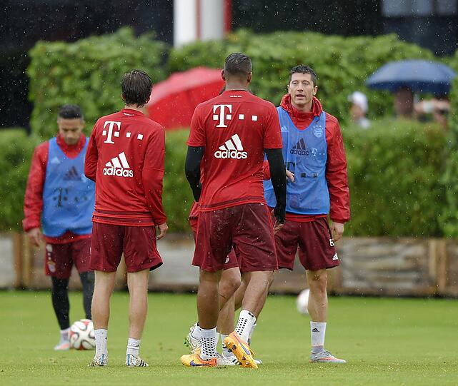 Die Bayern-Stars Jerome Boateng und Robert Lewandowski geraten im Mittwochstraining heftig aneinander. Foto: Bernd Feil