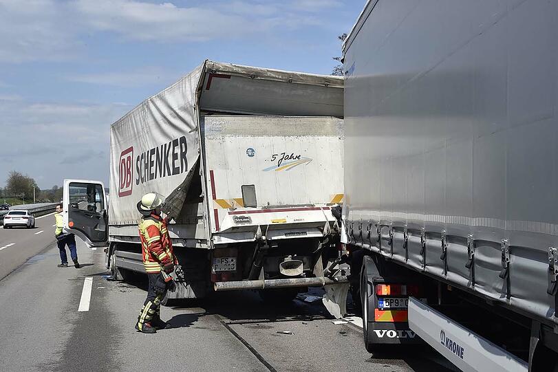 Auf der A9 krachten vier Lkw ineinander. Es kam zu langen Rückstaus und Verkehrsbehinderungen.