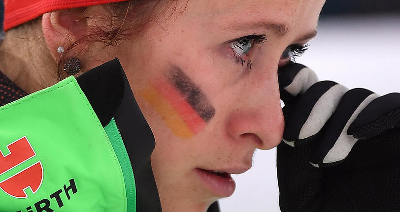 Ski nordisch: Weltmeisterschaft, Langlauf - Staffel 4 x 5 km, Finnland. Startläuferin Katharina Hennig wischt sich im Ziel eine Träne aus dem Auge.