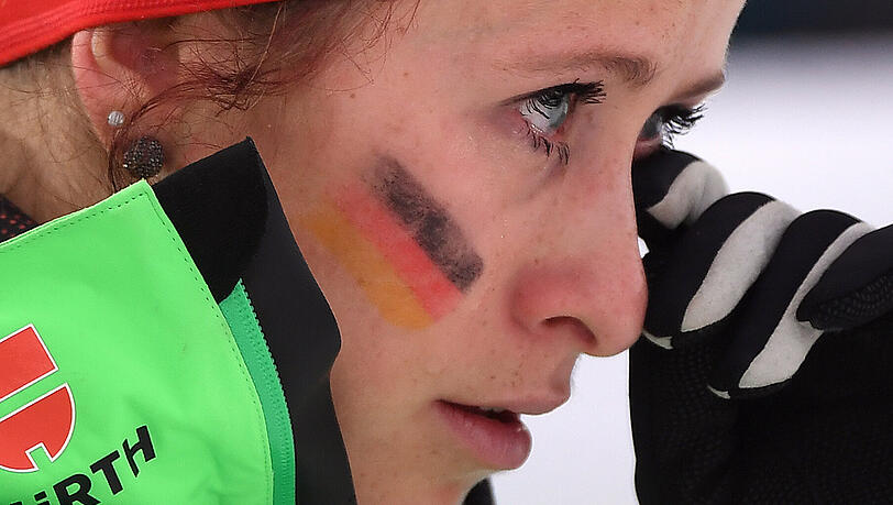 Ski nordisch: Weltmeisterschaft, Langlauf - Staffel 4 x 5 km, Finnland. Startläuferin Katharina Hennig wischt sich im Ziel eine Träne aus dem Auge. Ski nordisch: Weltmeisterschaft, Langlauf - Staffel 4 x 5 km, Finnland. Startläuferin Katharina Hennig wischt sich im Ziel eine Träne aus dem Auge.