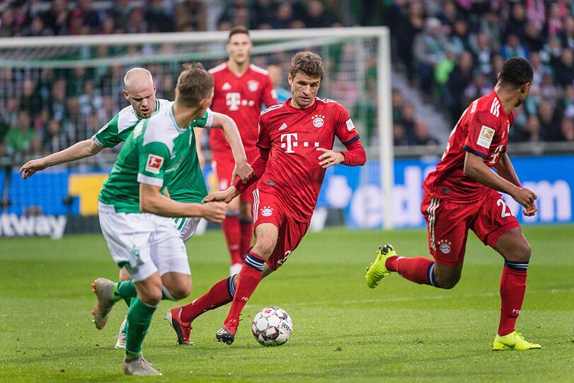 THOMAS MÜLLER, Note 3: Gleich im Spiel, guter Ball auf Lewandowski. Hätte den Kopfball nach Flanke von Alaba verwerten müssen (26.). Bereitete das 2:1 über die linke Strafraumseite vor, gute Ablage nach innen Richtung Gnabry. Die Rolle als Freigeist hinter der Spitze Lewandowski behagt ihm mehr als die Achter-Rolle.