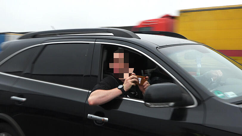 Ungeniert halten die Gaffer mit ihren Smartphones drauf. Für die Retter eine unzumutbare Pietätlosigkeit.