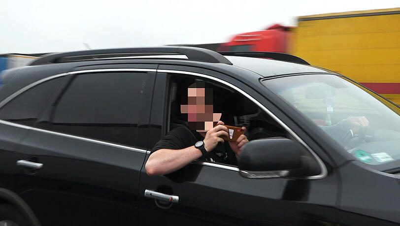 Ungeniert halten die Gaffer mit ihren Smartphones drauf. Für die Retter eine unzumutbare Pietätlosigkeit. Ungeniert halten die Gaffer mit ihren Smartphones drauf. Für die Retter eine unzumutbare Pietätlosigkeit.