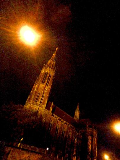 Hier ein Wahrzeichen des Viertels, die Heilig-Kreuz Kirche in der Gietlstraße 2 bei Nacht.