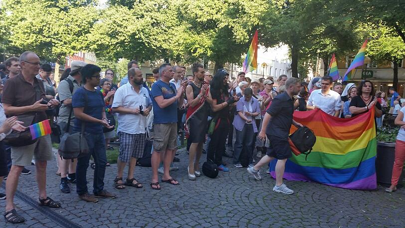 Ein Zeichen gegen Homophobie: Die Demonstration auf dem Weißenburger Platz.