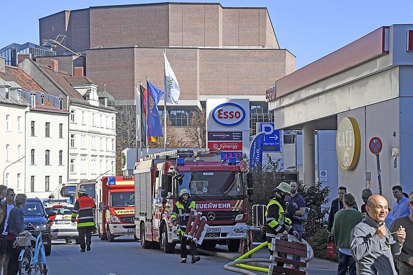 Wegen der starken Rauchentwicklung nach einem Saunabrand hat die Feuerwehr das Hotel evakuiert. Verletzt wurde niemand.