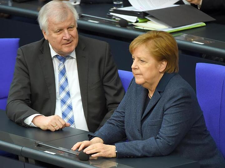 Horst Seehofer (l.) ist mit der Arbeit von Kanzlerin Angela Merkel sehr zufrieden.