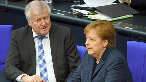 Horst Seehofer (l.) ist mit der Arbeit von Kanzlerin Angela Merkel sehr zufrieden.