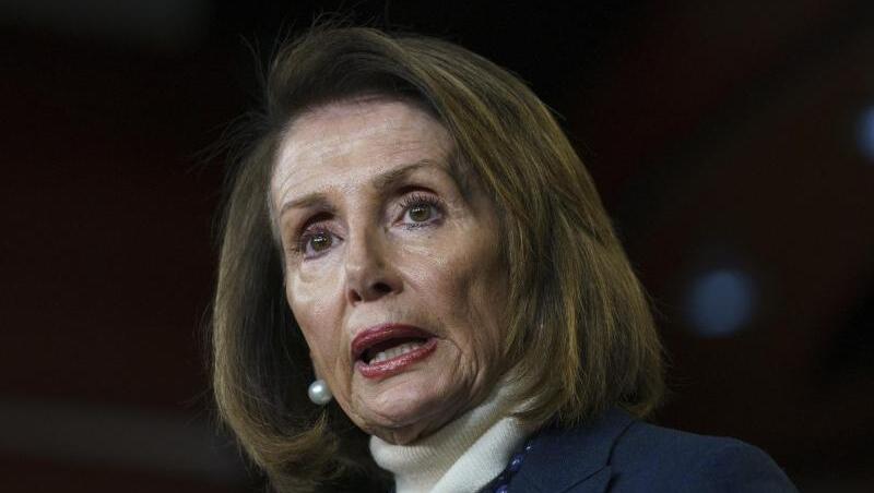 Nancy Pelosi, Sprecherin des US-Repräsentantenhauses, soll lieber mit ihm in den USA über eine Lösung im Etatstreit verhandeln anstatt eine (Dienst-)Reise zu unternehmen, findet US-Präsident Trump. Nancy Pelosi, Sprecherin des US-Repräsentantenhauses, soll lieber mit ihm in den USA über eine Lösung im Etatstreit verhandeln anstatt eine (Dienst-)Reise zu unternehmen, findet US-Präsident Trump.