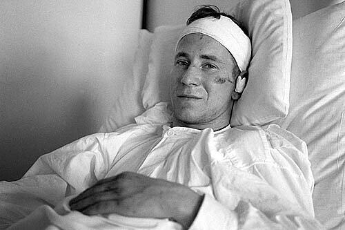 Bobby Charlton in der Klinik: Der legendäre ManU-Spieler überlebte nur knapp.