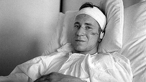 Bobby Charlton in der Klinik: Der legendäre ManU-Spieler überlebte nur knapp.