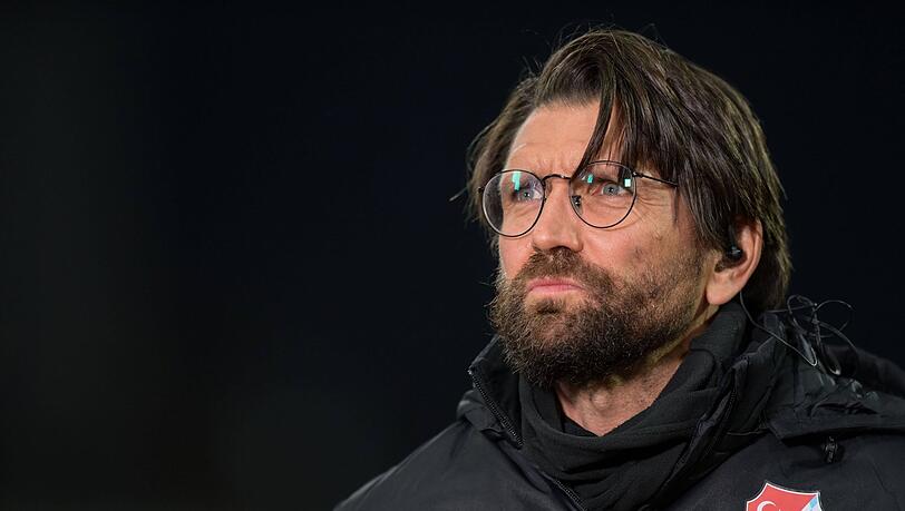 Schon wieder Geschichte bei Türkgücü: Peter Hyballa, im Sommer EM-Experte, ist seinen neuen Trainerjob nach nur sieben Spielen los.