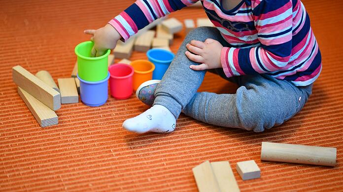 Bayern kürzt von 2026 an die direkten Familien- und Krippengeldzahlungen an Familien. (Symbolbild)