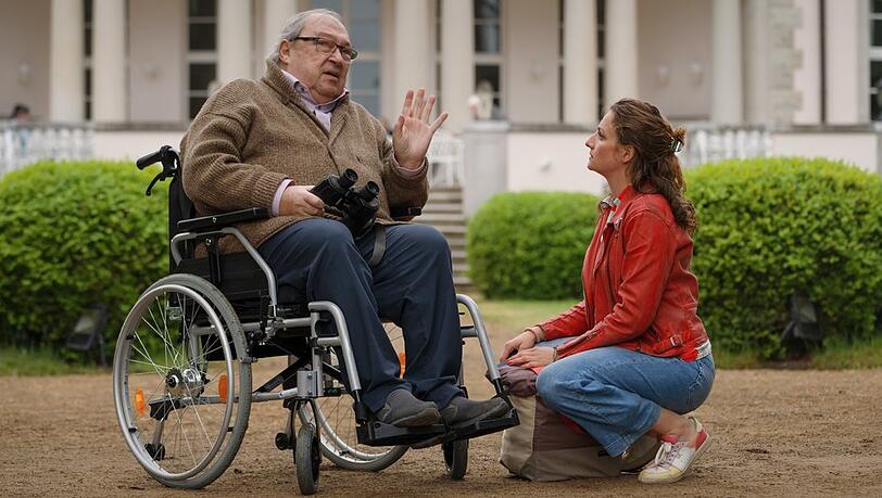 "Mit Herz und Holly": Dr. Holly Sass (Karoline Teska) im Gespräch mit Dr. Wernitz (Jaecki Schwarz).
