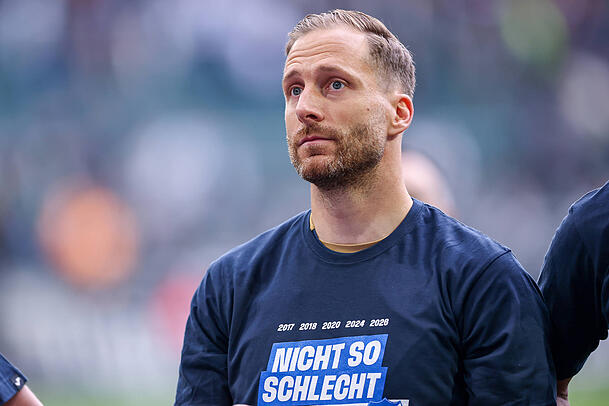W&auml;hrend &uuml;ber Manuel Neuers m&ouml;gliches WM-Comeback diskutiert wird, bangt sein aktueller Konkurrent im DFB-Tor, Oliver Baumann, um seine Rolle bei der Endrunde in Nordamerika.