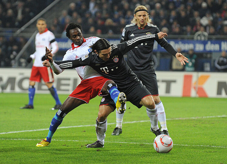 Hamburgs Jonathan Pitroipa (l) und Bayerns Danijel Pranjic kämpfen um den Ball.