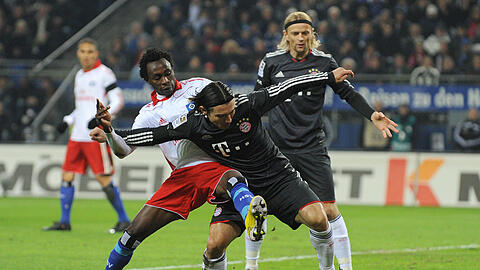 Hamburgs Jonathan Pitroipa (l) und Bayerns Danijel Pranjic kämpfen um den Ball.
