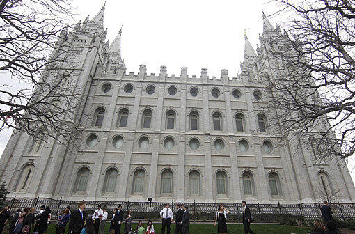 Der Salt-Lake-Tempel - Viele Experten vermuten, dass Romneys Religion für ihn zum Problem werden könnte: Er ist Mormone. Die Mormonen vertreten eine sehr eigenwillige Interpretation des Christentums. Viele Evangelikale stehen der "Kirche Jesu Christi der heiligen letzten Tage" skeptisch gegenüber, machen aber einen großen Teil der republikanischen Stammwählerschaft aus.