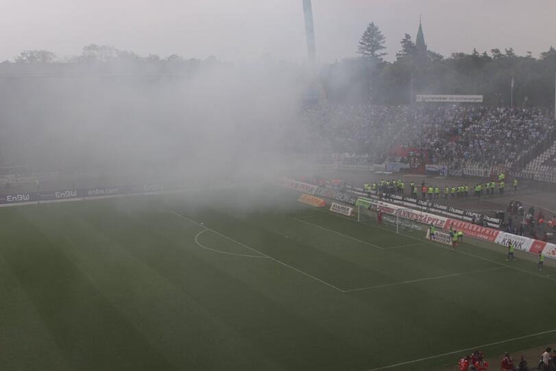 Die Bilder von der Pyro-Show der Löwen-Fans in Karlsruhe