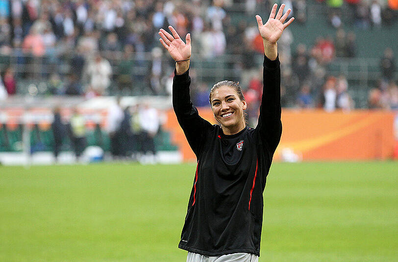 Die US-Torhüterin Hope Solo weiß auch neben dem Platz aufzufallen. Klicken Sie sich durch die Bilderstrecke.