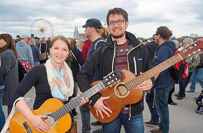 Zwei Gitarren zum Preis von einer: Lehrerin Jessica (28): &bdquo;Jeder von uns hat sich eine Konzertgitarre gekauft. Für meine wollte der Verkäufer erst 27 Euro, aber ich ihn auf 17 heruntergehandelt. Die Gitarre von Paul war ein bisschen teurer, die hat 63 Euro gekostet.
Ich habe zwar zu Hause schon eine Westerngitarre. Aber ich glaube, auf einer Konzertgitarren kann ich leichter spielen. Ich brauche das Instrument, um damit meine Schulkinder bei Liedern begleiten zu können.&ldquo;
Student Paul (27): &bdquo;Ich habe gerade erst begonnen, Gitarrenunterricht zu nehmen. Da ist diese Errungenschaft jetzt genau richtig und ein echtes Schnäppchen.&ldquo;