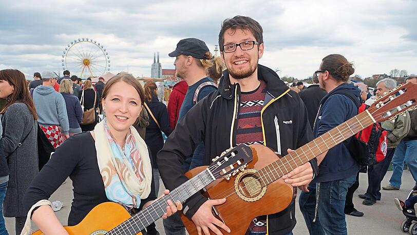 Zwei Gitarren zum Preis von einer: Lehrerin Jessica (28): „Jeder von uns hat sich eine Konzertgitarre gekauft. Für meine wollte der Verkäufer erst 27 Euro, aber ich ihn auf 17 heruntergehandelt. Die Gitarre von Paul war ein bisschen teurer, die hat 63 Euro gekostet.
Ich habe zwar zu Hause schon eine Westerngitarre. Aber ich glaube, auf einer Konzertgitarren kann ich leichter spielen. Ich brauche das Instrument, um damit meine Schulkinder bei Liedern begleiten zu können.“
Student Paul (27): „Ich habe gerade erst begonnen, Gitarrenunterricht zu nehmen. Da ist diese Errungenschaft jetzt genau richtig und ein echtes Schnäppchen.“ Zwei Gitarren zum Preis von einer: Lehrerin Jessica (28): „Jeder von uns hat sich eine Konzertgitarre gekauft. Für meine wollte der Verkäufer erst 27 Euro, aber ich ihn auf 17 heruntergehandelt. Die Gitarre von Paul war ein bisschen teurer, die hat 63 Euro gekostet.
Ich habe zwar zu Hause schon eine Westerngitarre. Aber ich glaube, auf einer Konzertgitarren kann ich leichter spielen. Ich brauche das Instrument, um damit meine Schulkinder bei Liedern begleiten zu können.“
Student Paul (27): „Ich habe gerade erst begonnen, Gitarrenunterricht zu nehmen. Da ist diese Errungenschaft jetzt genau richtig und ein echtes Schnäppchen.“