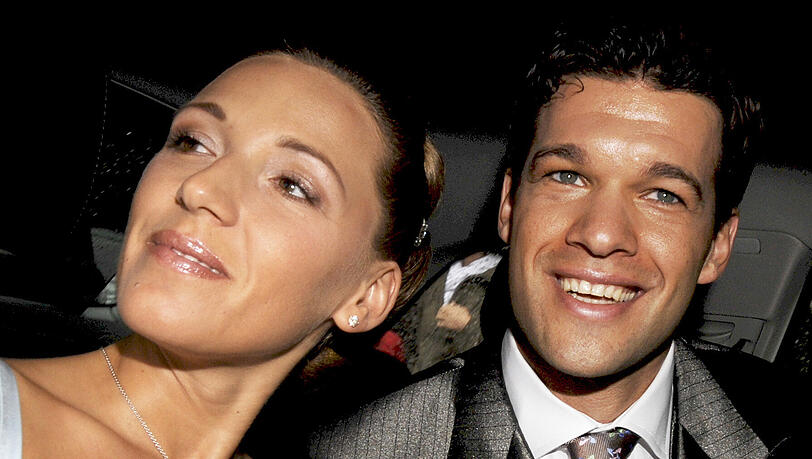 Simone und Michael Ballack an ihrem Hochzeitstag im Juli 2007. Die beiden haben im Schloss Kempfenhausen bei Berg am Starnberger See geheiratet. Simone und Michael Ballack an ihrem Hochzeitstag im Juli 2007. Die beiden haben im Schloss Kempfenhausen bei Berg am Starnberger See geheiratet.