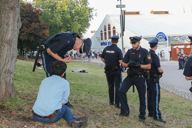 Die AZ hat die Polizisten der Wiesnwache für einen Tag begleitet: Wegerklärungen, "Kotzhügel"-Besuche, Festnahmen und einiges mehr - klicken Sie sich durch die Bilderstrecke.
