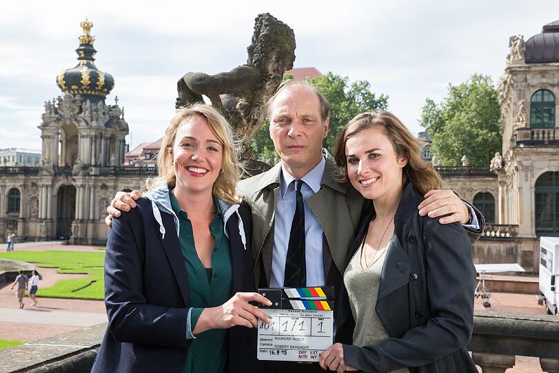 Platz 18 (8,76 Mio. Zuschauer) - DRESDEN: Die Neu-Ermittlerinnen Henni Sieland (Alwara Höfel, l), Karin Gorniak (Karin Hanczewski, r) und der Kommissariatsleiter Peter Michael Schnabel (Martin Brambach, M), lassen sich für den Sachsen-«Tatort» mit dem Arbeitstitel «Auf einen Schlag» porträtieren. Ausgestrahlt wurde der erste Dresdner Tatort erst 2016.