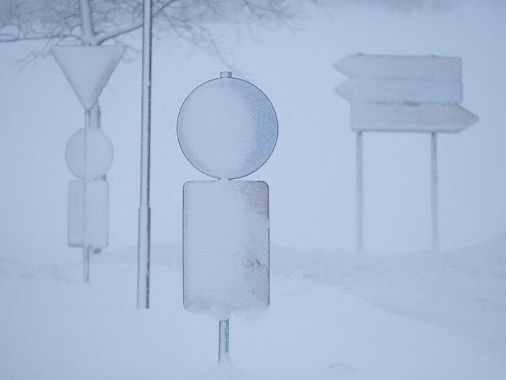 Angekommen im Nirgendwo: Schneebedeckte Verkehrsschilder in Annaberg-Buchholz im Erzgebirge.