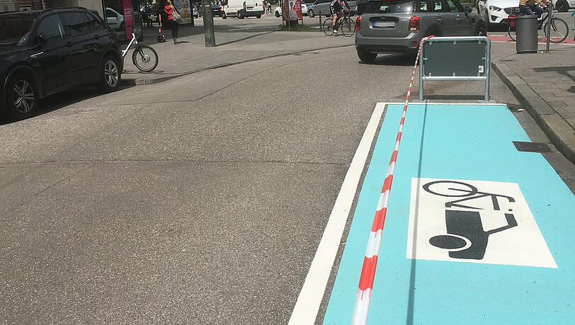 Halb Rad, halb Auto – das ist das Symbol für einen Flex-Parkplatz.