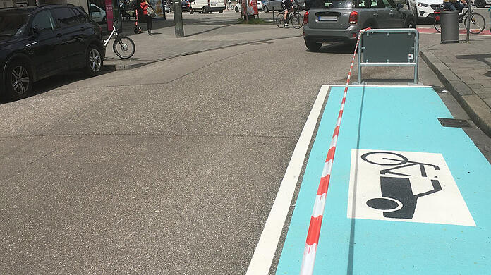 Halb Rad, halb Auto – das ist das Symbol für einen Flex-Parkplatz.