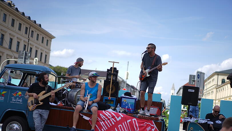 Die Band Charly Baker fährt musizierend durch die Stadt. Hier spielen sie gerade am Odeonsplatz. Die Band Charly Baker fährt musizierend durch die Stadt. Hier spielen sie gerade am Odeonsplatz.
