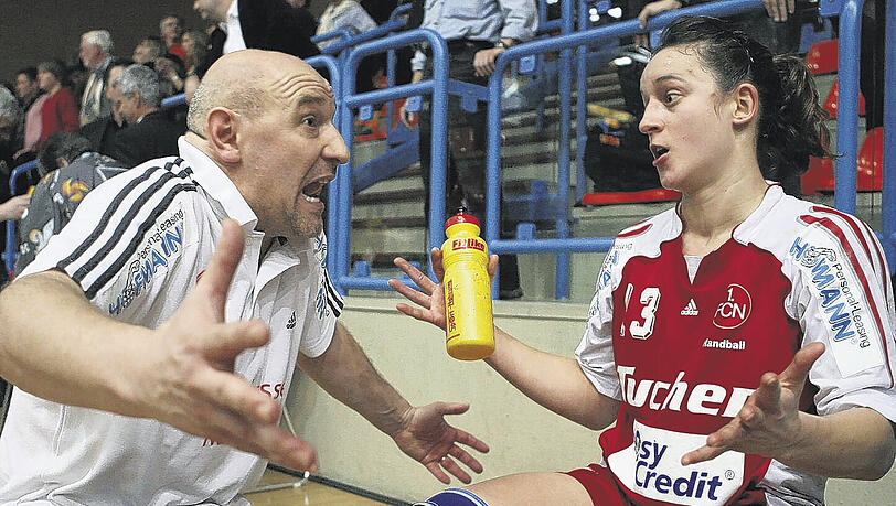 Der Dauerstress macht sich bemerkbar: Trainer Herbert Müller fürchtet, dass Kerstin Wohlbold und ihren Kolleginnen die Puste ausgehen könnte. Der Dauerstress macht sich bemerkbar: Trainer Herbert Müller fürchtet, dass Kerstin Wohlbold und ihren Kolleginnen die Puste ausgehen könnte.