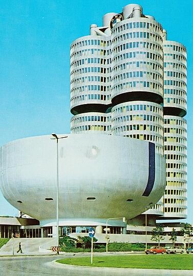 BMW-Hochhaus und -Museum Mitte der 1970er Jahre: Noch glänzt alles nagelneu, nur die Bäumchen sind noch arg dürftig.