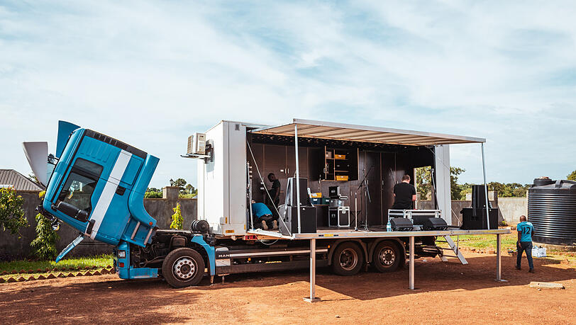 Der ehemalige Lastwagen des Bayerischen Rundfunks, der mit Spenden und der Hilfe des Gasteig zu einer mobilen Bühne mit Tonstudio, Kino und Musikinstrumenten umgebaut wurde. Der ehemalige Lastwagen des Bayerischen Rundfunks, der mit Spenden und der Hilfe des Gasteig zu einer mobilen Bühne mit Tonstudio, Kino und Musikinstrumenten umgebaut wurde.