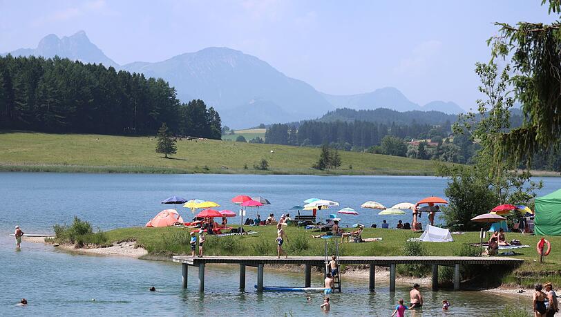 Der Deutsche Wetterdienst erwartet in Bayern bis zu 35 Grad am Samstag. Viele Menschen suchen deshalb Abkühlung am oder im Wasser.
