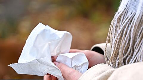 Jetzt brauchen viele Menschen wieder Taschent&uuml;cher f&uuml;r die laufende Nase. (Symbolbild)