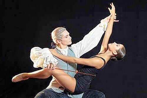Marlon Dino (Bach) spielt den Satz einer Cellosuite auf dem Körper von Giuliana Bottino im Ballett &bdquo;Vielfältigkeit&ldquo;.