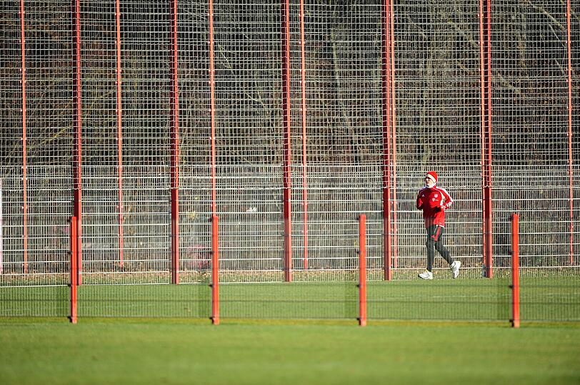 Bastian Schweinsteiger kämpft nach seinem Schlüsselbeinbruch beim viertklassigen Bayern-Nachwuchs um sein Comeback noch vor der Winterpause. &bdquo;Es fühlt sich richtig gut an wieder auf dem Platz zu stehen. Bei den Zweikämpfen muss ich halt noch aufpassen&ldquo;, sagte Schweinsteiger der Nachrichtenagentur dapd. Trainer Jupp Heynckes hofft beim Bundesliga-Heimspiel gegen den 1. FC Köln am 16. Dezember auf die Rückkehr von Schweinsteiger.