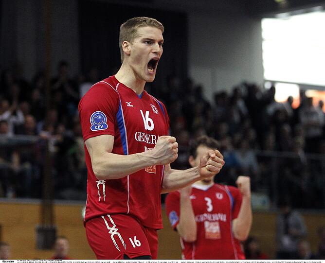 Platz 6: CHRISTIAN DÜNNES, Volleyball, Generali Haching, 6 %. 2011 wechselte der 2,07-Meter-Mann zu Haching und wurde heuer Vizemeister &ndash; und als wertvollster Spieler der Saison geehrt. Bei Olympia erreichte er mit dem deutschen Team Rang fünf. Er ist und bleibt eine der großen Stützen der Mannschaft.